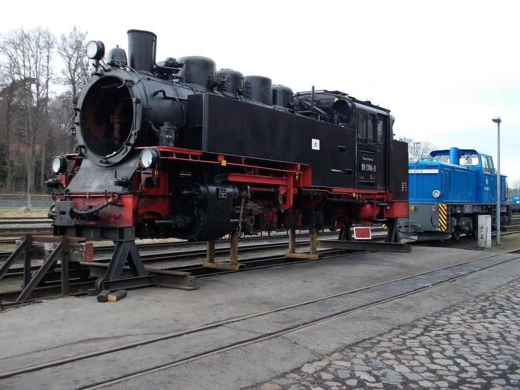 Ohne Rauchkammertr und ohne Radstze so stand am 11.April 2010 in Putbus 99 1784 dahinter die  blaue  Rckkehrerin 251 901.