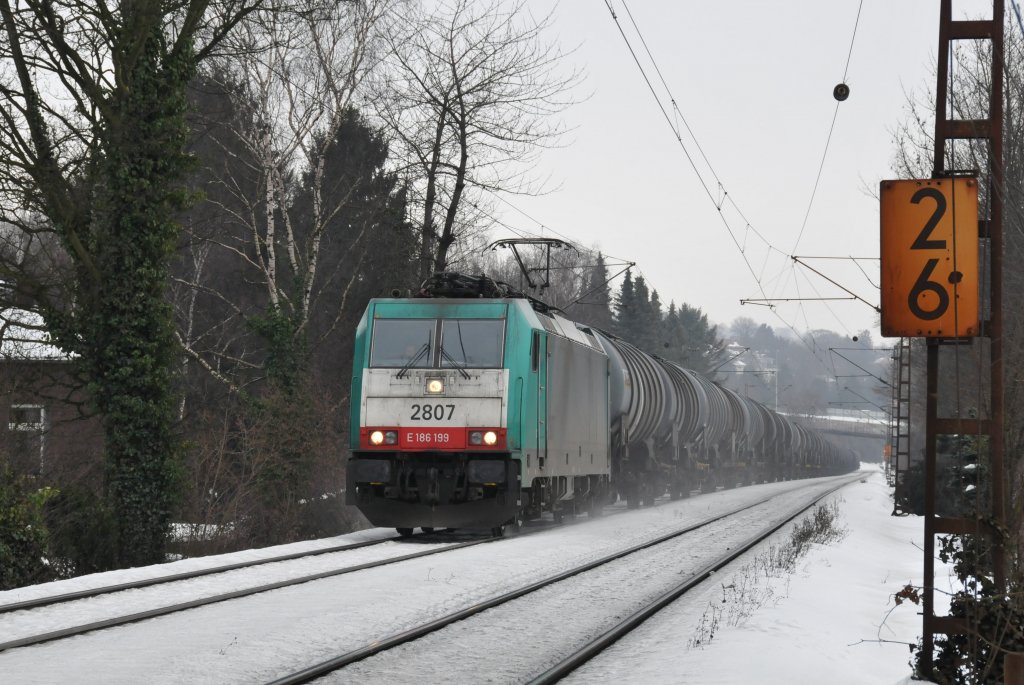 Ohne Schubhilfe zieht Cobra-Lok 2807 einen langen Kesselwagenzug die steile Rampe am Gemmenicher Weg hinauf in Richtung Montzen. Aufgenommen am 31/12/2010.