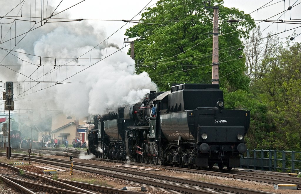 Ohne den SREX 16170 verlassen 52.100 und R 52.4984 am 02.05.2010 den Bahnhof Korneuburg Richtung Strasshof.