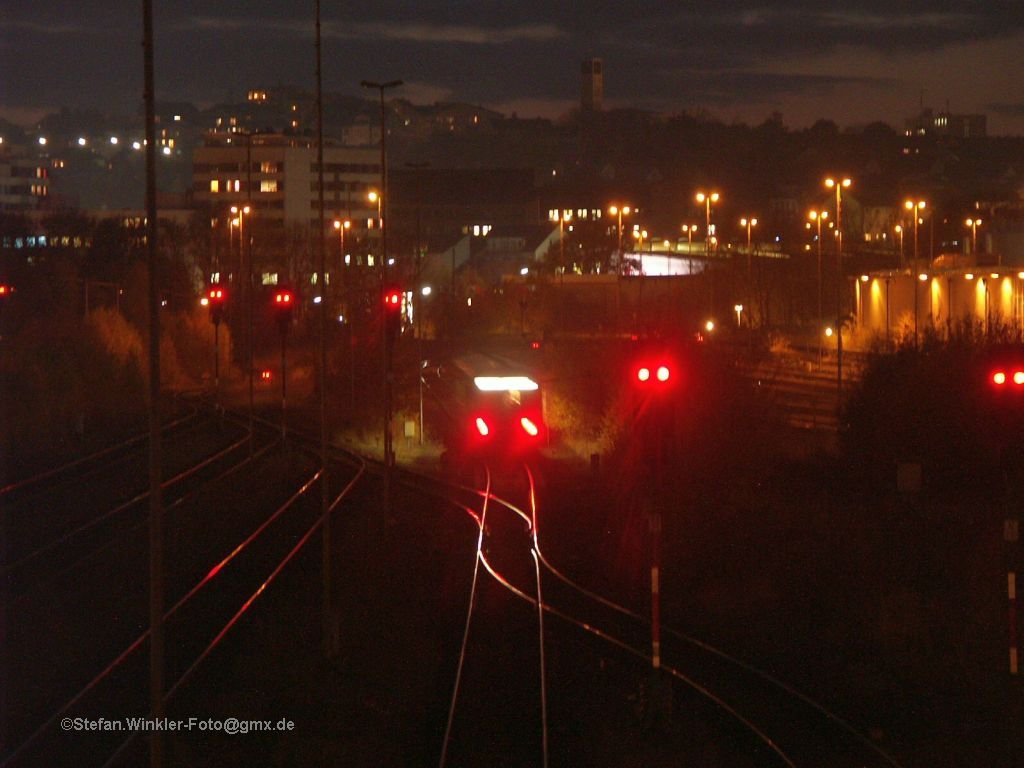 Ohne Stativ, aber aufgelegt auf das Gelnder vom Luftsteg fotografiert: Es verlsst ein 628 den Hbf Hof am Abend des 3.11.2009 und zeigt uns mit den Signalen um die Wette sein rotes Schlusslicht. Sinnbild fr den zu Ende gehenden Nahverkehr im Dieselnetz Oberfranken, denn ab 2011 fhrt hier  der graue Star  - Agilis.....