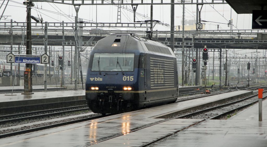 Ohne Wagen durchfhrt am 19.05.10 die Re 465 015-6 den Bahnhof ZH Altstetten.