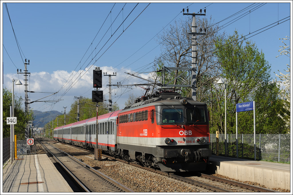 OIC 250 von Marburg (Maribor) nach Wien-Meidling wurde am 9.4.2011 ab dem Grenzbahnhof Spielfeld-Stra mit 1142.596 bespannt. Die Aufnahme zeigt den Zug eine Station vor dem Endbahnhof bei der Durchfahrt in Wien-Hetzendorf.