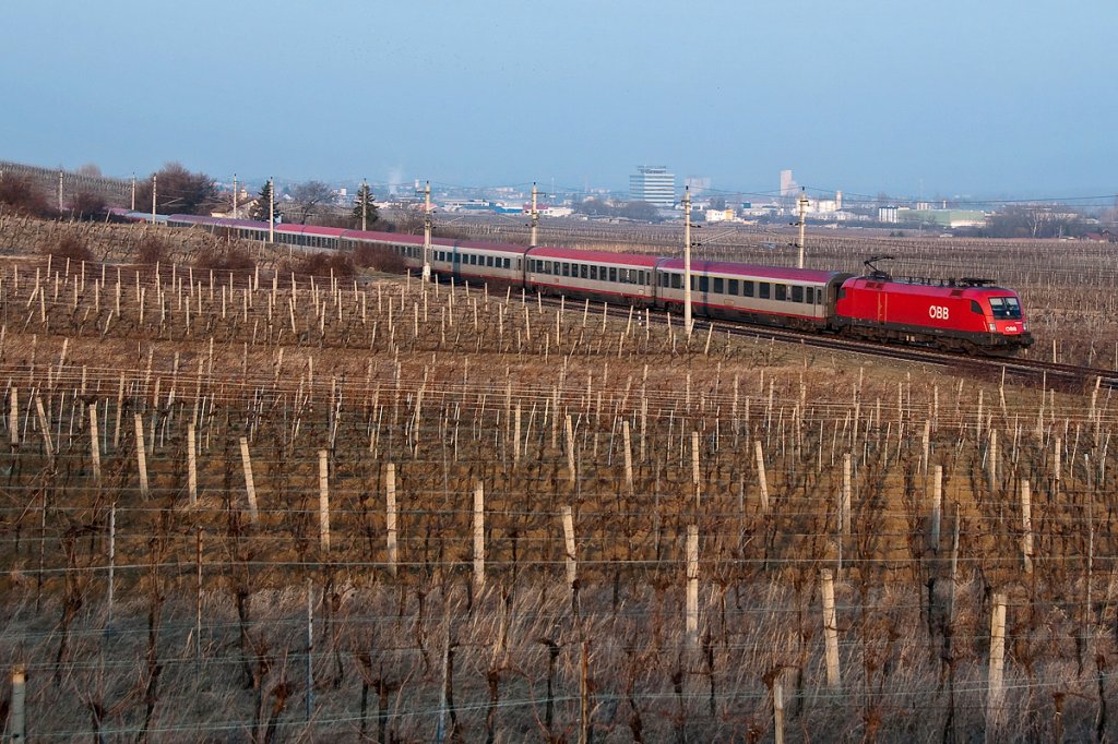 OIC 537 (Wien Meidling - Villach), im spten Sonnenlicht des 28.02.2011 zwischen Gumpoldskirchen und Pfaffsttten.