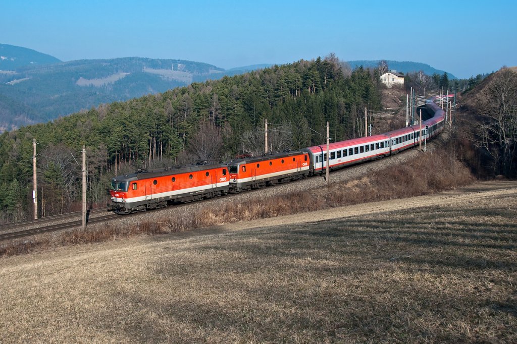 OIC 538 ist von Lienz nach Wien Meidling unterwegs. Die Aufnahme entstand am 26.02.2011 zwischen Eichberg und Kb.