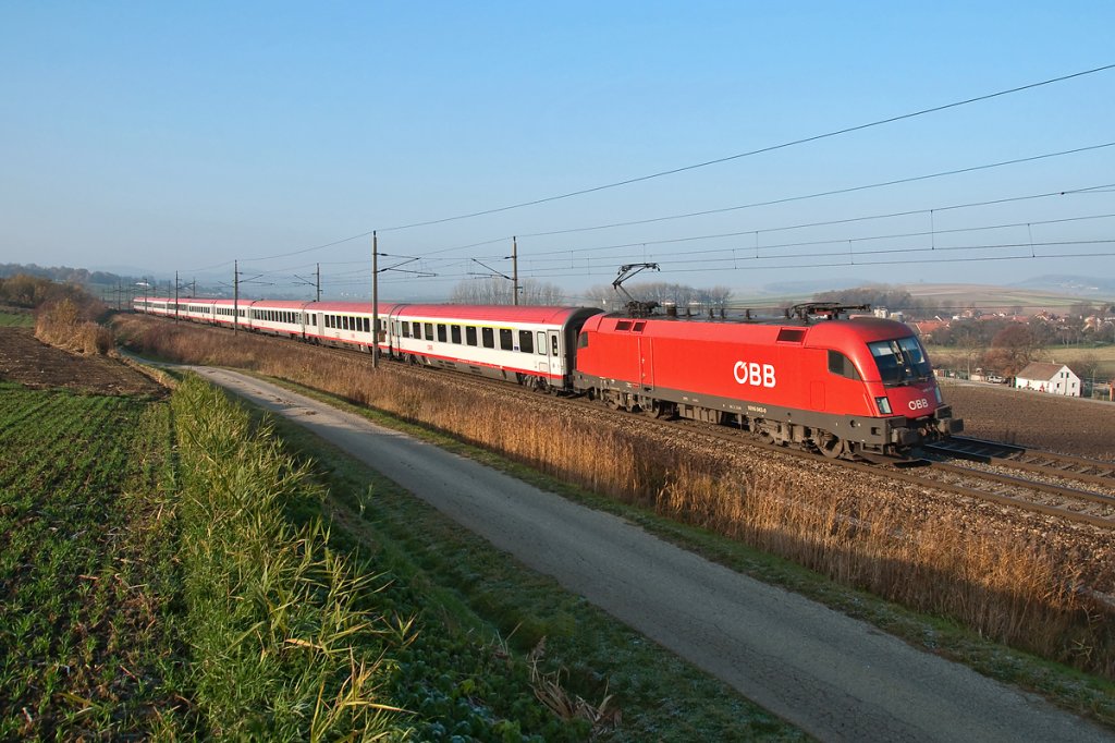 OIC 541 ist mit 1016 043 von Salzburg nach Wien unterwegs. Neulengbach, am 12.11.2011.