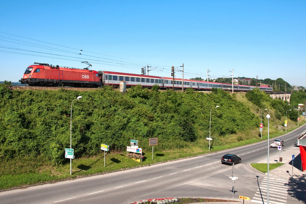 OIC 541 ist von Salzburg nach Wien unterwegs. Die Aufnahme entstand am 16.06.2012 kurz vor Neulengbach Stadt.