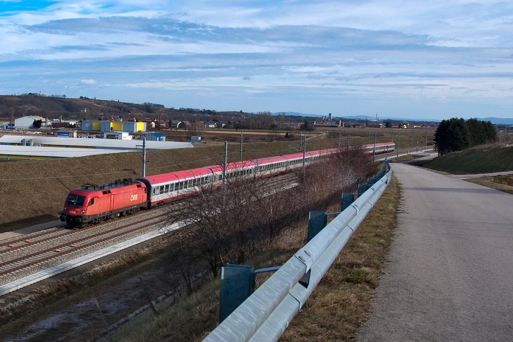 OIC 548, unterwegs in den Weiten des Tullnerfeldes Richtung Westen. Perschling, am 03.02.2013.