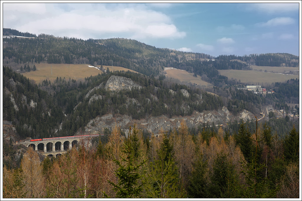 OIC 559 „Bank Austria“ von Wien Meidling nach Graz Hbf. hat soeben den krzesten Eisenbahntunnel in sterreich, den 13,55 Meter langen Krausel-Tunnel durchfahren und befindet sich gerade am 87 Meter langen  und 36,5 Meter hohen Krauselklause-Viadukt, bevor er im Pollerostunnel verschwinden, und im Anschluss nach dem Tunnel die Kalte Rinne berqueren wird. 