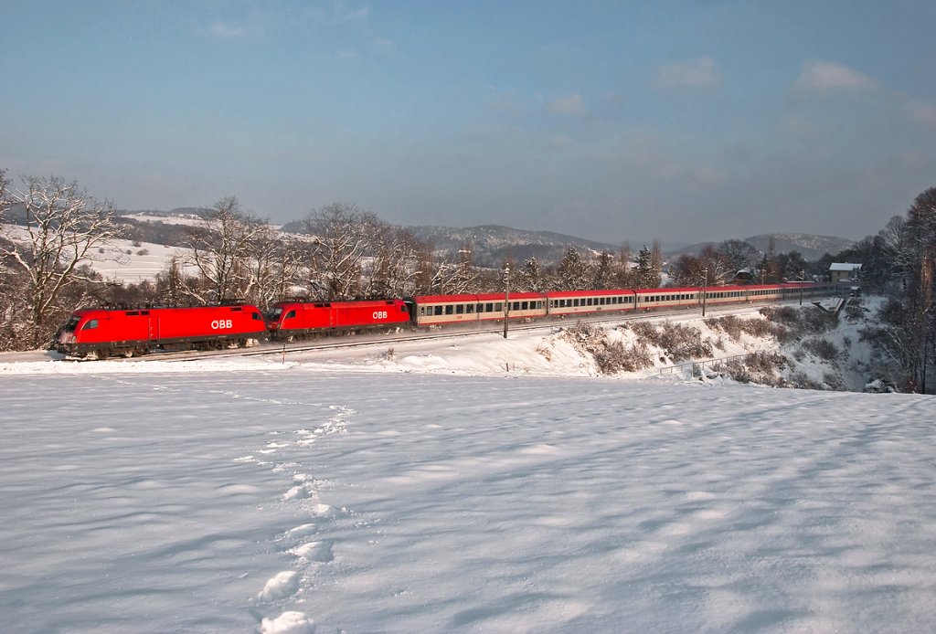 OIC 566 ist im winterlichen Wienerwald Richtung Westen unterwegs. Die Aufnahme entstand am 04.12.2010 in Unter Oberndorf.