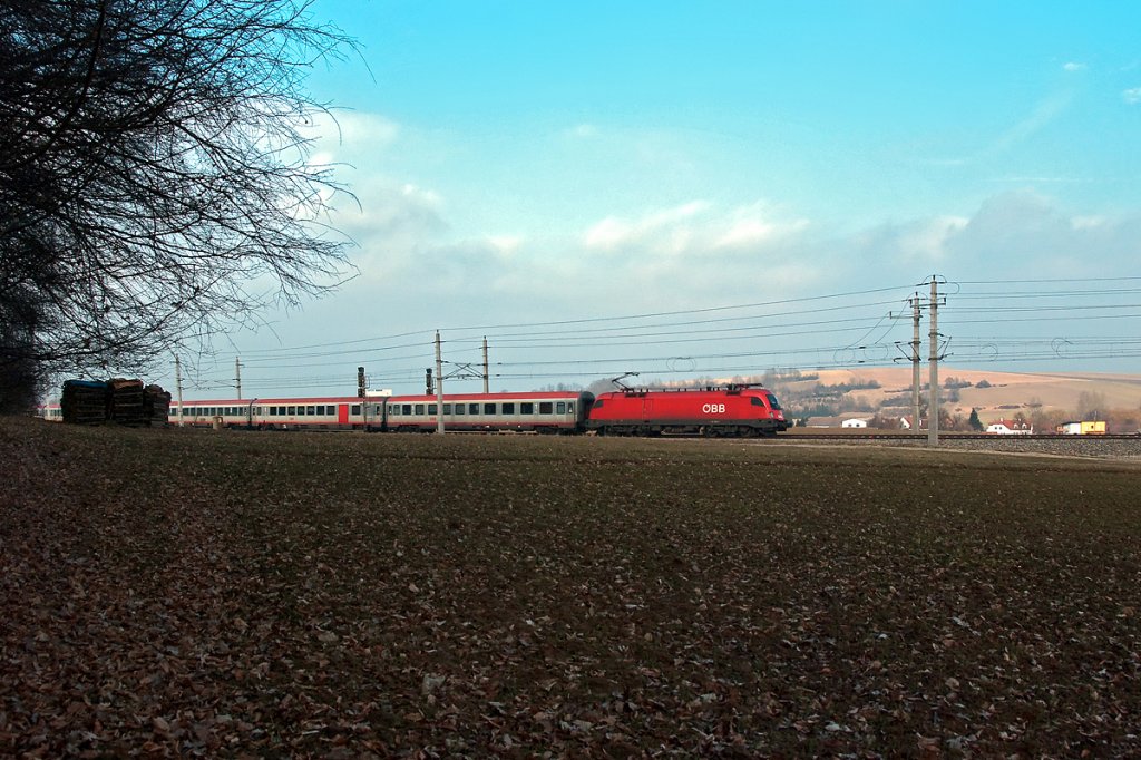 OIC 641 ist von Salzburg nach Wien Westbahnhof unterwegs. Bheimkirchen, am 17.02.2011.