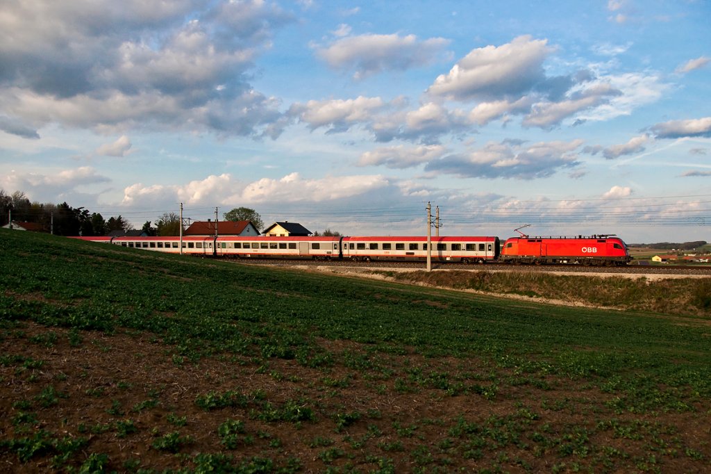 OIC 691, fhrt im letzten Sonnenlicht am Abend des 07.04.2011 seinem Ziel Wien Westbahnhof entgegen. Die Aufnahme entstand bei Schildberg.