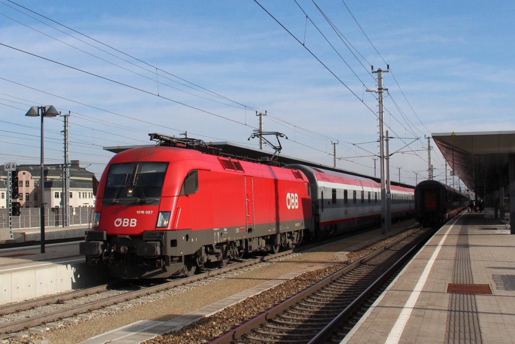 OIC 864  Stadt Innsbruck  an diesem Tag mit der 1016 027 bei einem kurzen Zwischenstopp in Sankt P�lten Hauptbahnhof (Pb); am 10.11.2012