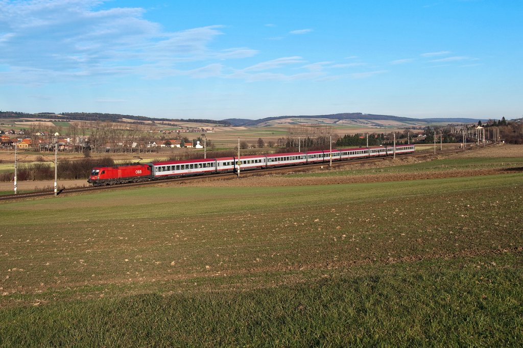 OIC 866 ist am 27.11.2011 Richtung Westen unterwegs. Die Aufnahme entstand zwischen Neulengbach und Ollersbach.