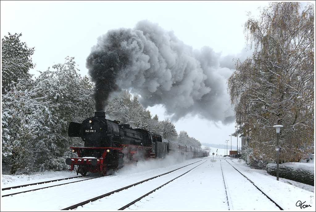 Oil Power - Die �lgefeuerte 41 018 (042 018-2) f�hrt mit dem Fotog�terzug SGAG 48483 von Attnang Puchheim nach Braunau. 
Ottnang 28.10.2012