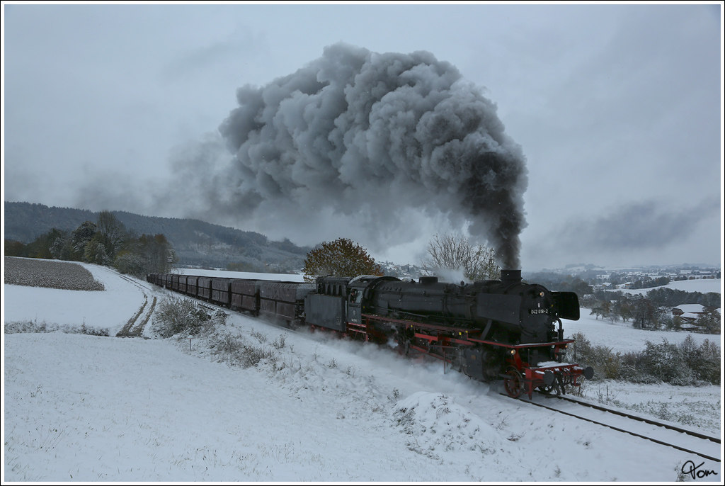 Oil Power II - Die lgefeuerte 41 018 (042 018-2) fhrt mit dem Fotogterzug SGAG 48483 von Attnang Puchheim nach Braunau. 
Englfing 28.10.2012