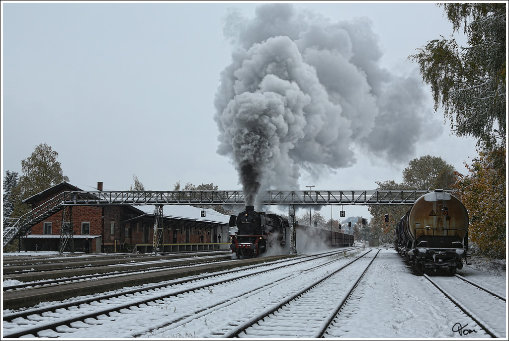 Oil Power III - Die �lgefeuerte 41 018 (042 018-2) f�hrt mit dem �GEG Fotog�terzug SGAG 48483 von Attnang Puchheim nach Braunau. 
Einfahrt Ried im Innkreis 28.10.2012