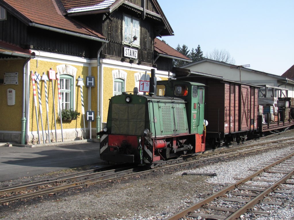 O&K Lok 6 wartet im Bahnhof Stainz vor der Fahrdienstleitung auf Ihre nchste Aufgabe. 25.02.2011