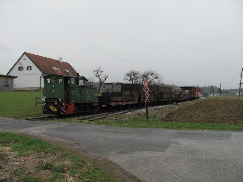 O&K lok D6 mit dem ersten Zug auf der Stainzer Lokalbahn im Jahr 2011 in der H-Lst Herbersdorf.Als Vorbereitung fr die erforderlichen Oberbauarbeiten werden die Vorgesehenen Schwellen ausgebracht. Am Zugschluss ist der letzte der drei angekauftenn Ungarischen 4Achsigen Personenwagen zu sehen der nun seit mehr als 10 Jahren auf eine Aufarbeitung oder einen weiterverkauf wartet. Ab dem heutigen tage , dem 27,03,2011 wird er in der Betriebsstelle Wohlsdorf ob Preding Wieselsdorf hinterstellt.