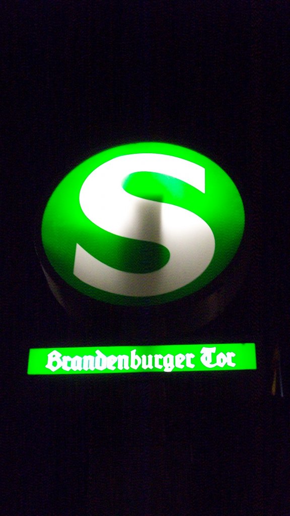Oktober 2009. S-Bahnhof Brandenburger Tor (ehemals  Unter den Linden ). Mit der Erffnung der U55 wurde auch der S-Bahnhof umbenannt und das Schild im alten Stil ersetzt. 