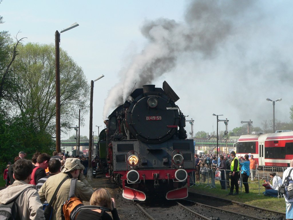 Ol49-59 auf dem Weg zum Lokschuppen. Wolsztyn, 1.5.2010
