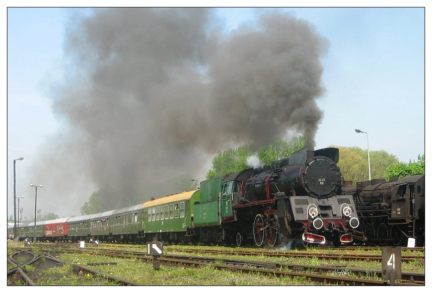 Ol49-69 am 04.05.2002 mit einem Sonderzug in Wolsztyn.