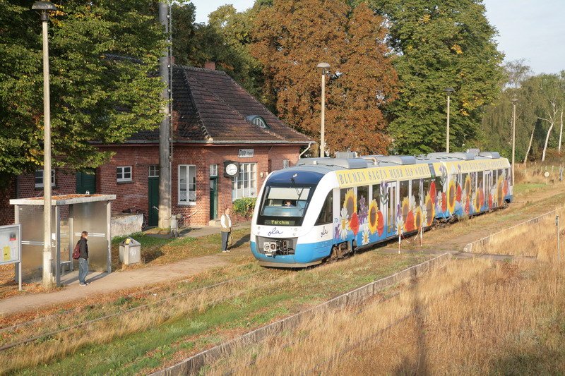 OLA Blumentaxi mit BUGA-Werbung vor dem Bahnhofsgeb�ude in Plate. 17.09.2009