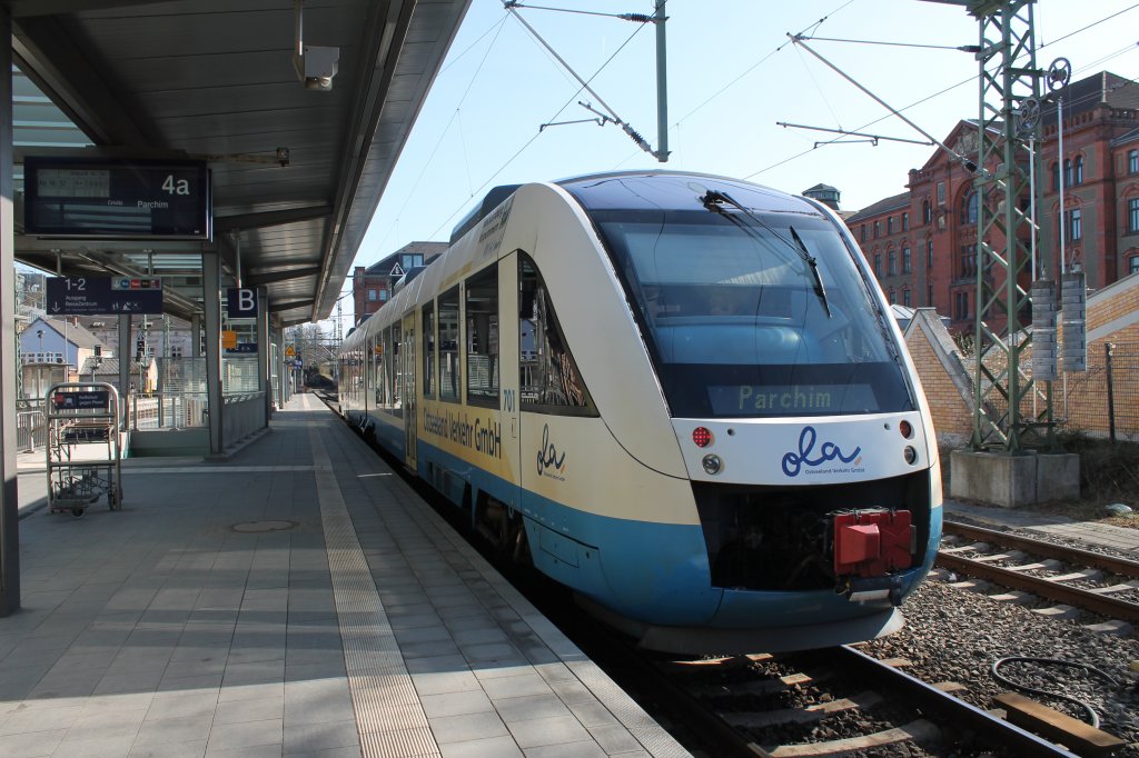 OLA LINT 41 TW 701 als OLA 79857 von Rehna nach Parchim in Schwerin Hbf am 20.04.2013