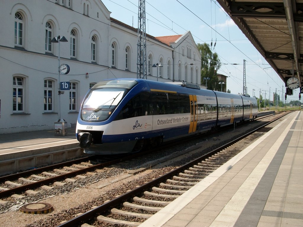OLA-Triebwagen 0006 am Hausbahnsteig von G�strow am 03.Juli 2010.