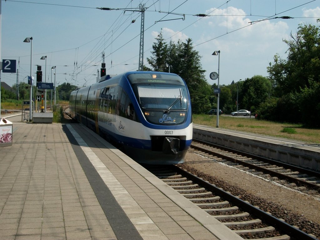 OLA-Triebwagen 0007 am 03.Juli 2010 bei der Einfahrt aus Ueckerm�nde Stadthafen in G�strow.Nach dem planm��igen Halt ging es weiter nach B�tzow.