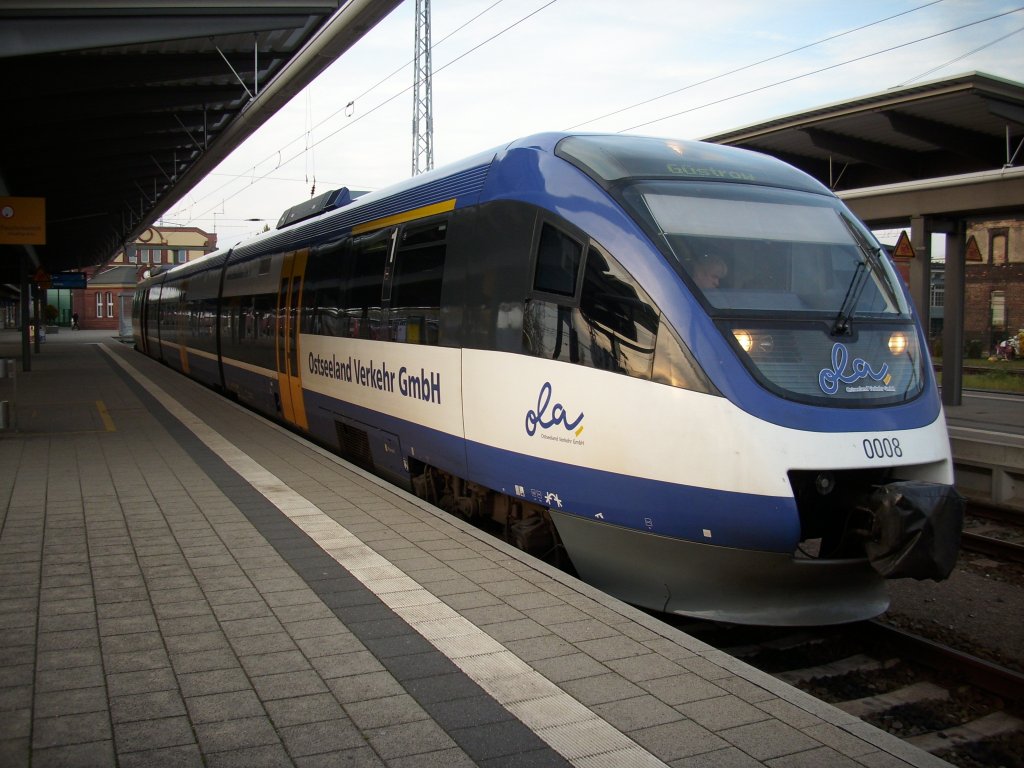 OLA-Triebwagen 0008 nach G�strow am 31.Oktober 2009 in Rostock Hbf.
