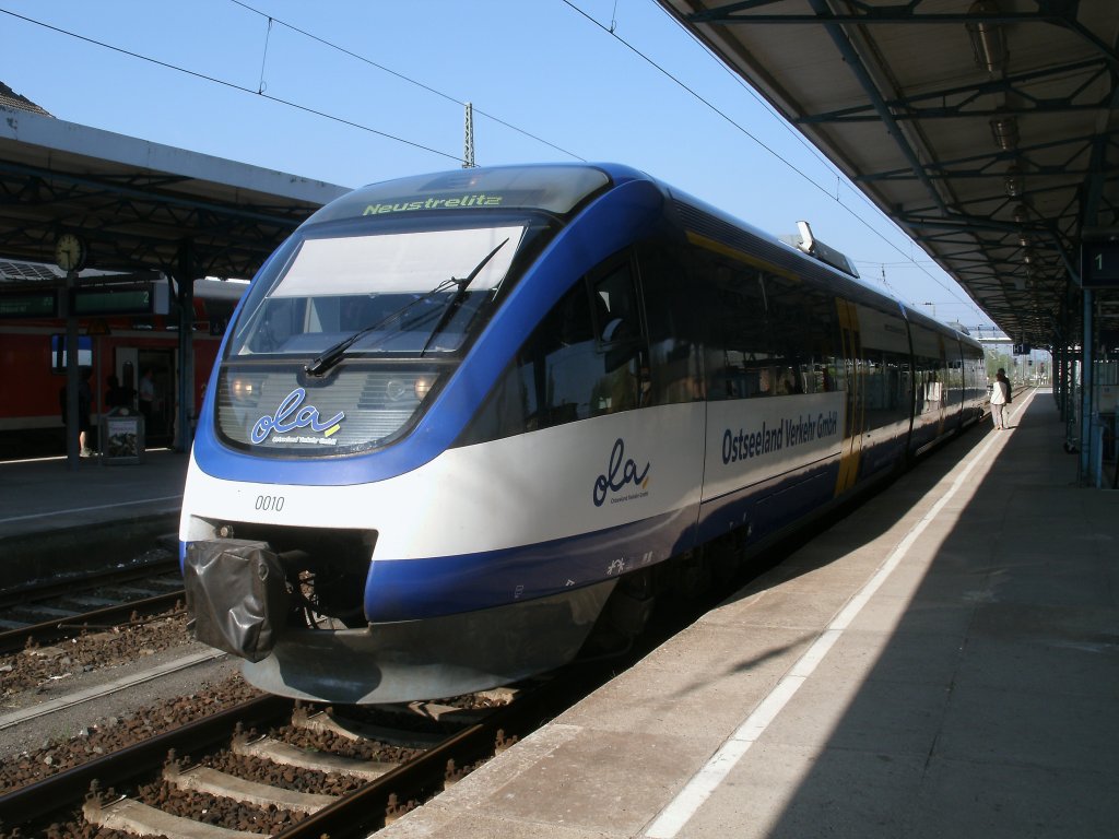 OLA-Triebwagen 0010,am 23.April 2011,als OLA 79781 Stralsund-Neustrelitz, in Neubrandenburg.