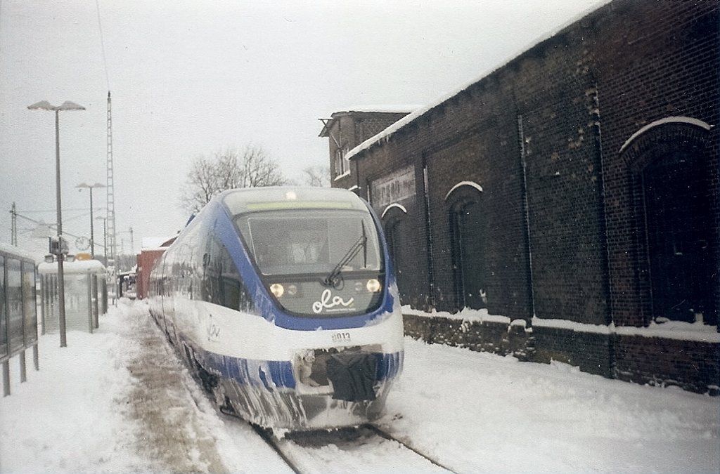 OLA-Triebwagen 0013 simlich eingeschneit auf dem Bahnhof Bergen/Rgen.