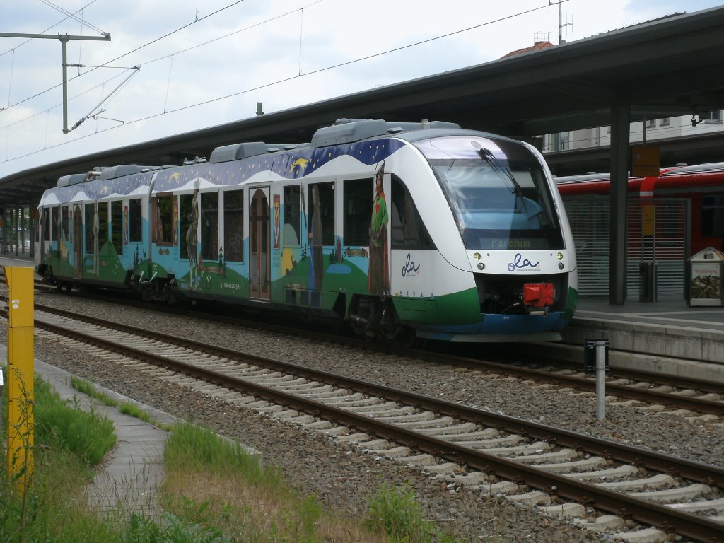 OLA-Triebwagen 702,am 28.Mai 2011,beim Halt im Schweriner Hbf.