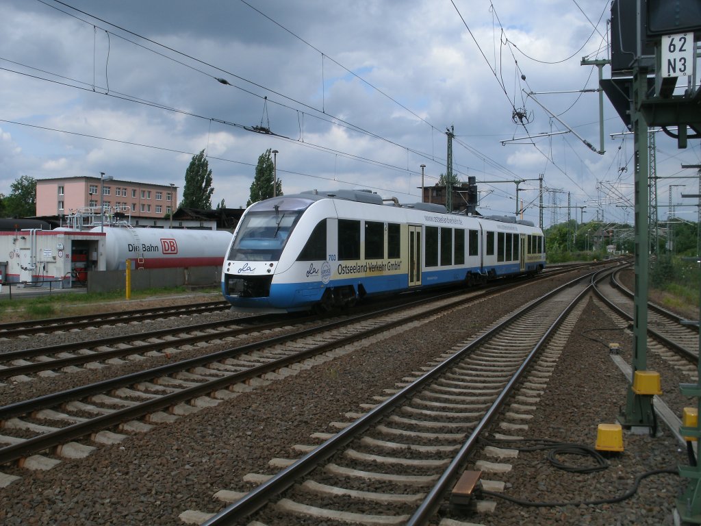 OLA-Triebwagen 703 bei der Einfahrt aus Rehna,am 28.Mai 2011,in Schwerin Hbf.