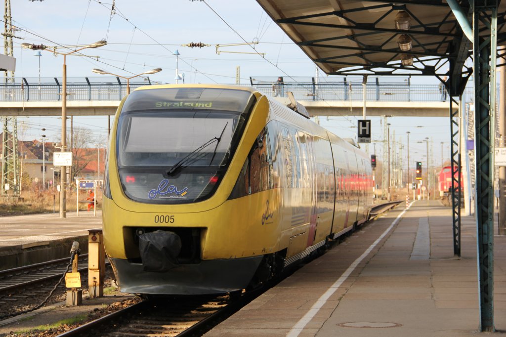 OLA VT 0005 fhrt am 25.11.2011 aus dem Bahnhof Neubrandenburg.
