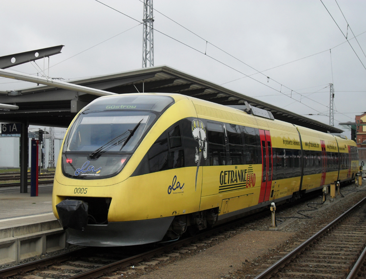 OLA80029 von Rostock Hbf.nach G�strow kurz vor der Abfahrt im Rostocker Hbf.(09.04.10)