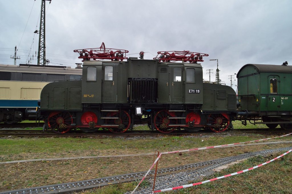 Oldis but goldis, in Koblenz-Ltzel steht im Museum die 1921 bei Siemens in Berlin gebaute E71 19 mit alten preussischen Abteilwagons. 4.11.2012
