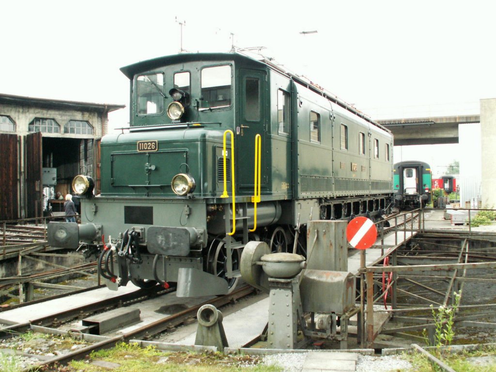 Oldtimer E-Lok Ae 4/7 11026(BBC 1927)am 20.06.10 auf der Drehscheibe im Depot Brugg/AG