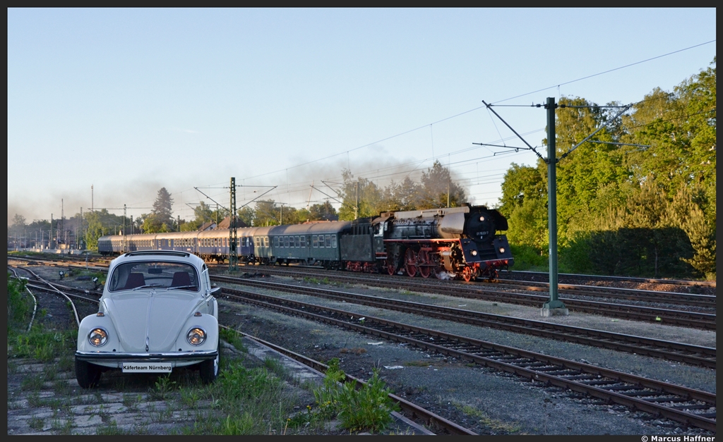 Oldtimer der Strae trifft Oldtimer der Schiene... 
01 1533-7 (01 533) rollt gemtlich mit ihren Sonderzug von Neuenmarkt-Wirsberg nach Augsburg Hbf, whrend es sich mein VW Kfer an der alten Laderampe in Roth bequem gemacht hat. ;-) 
Die Aufnahme entstand am Abend des 18. Mai 2013 . 
(Die alte Landerampe in Roth ist ffentlich zugnglich und wird von der DB auch nicht mehr genutzt. Sie soll in absehbarer Zeit leider Abgerissen werden...)
