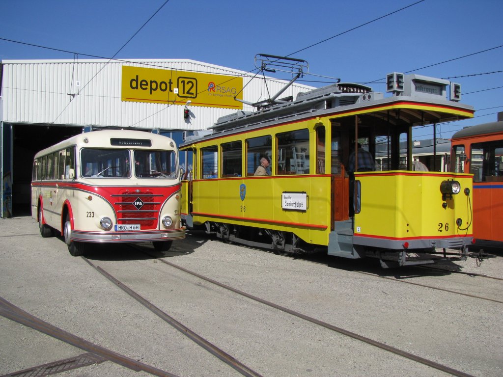 Omnibus H 6 B/L und Triebwagen Nr 26  Der Wismarer , aufgenommen anllich des  Tages der offenen Tr  im Depot 12, dem Traditionsbereich der Rostock Straenbahn AG (RSAG), Rostock [19.09.2009]