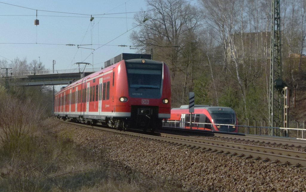 One and a half Train, Am 21.03.2012 haben 425 203/703 (Neustadt Weinsrae) und 643 028 (Katzweiler)nur zur hlfte zu sehen Paralleleinfahrt nach Kaiseslautern hier in Kaiserslautern Pfaffwerk

