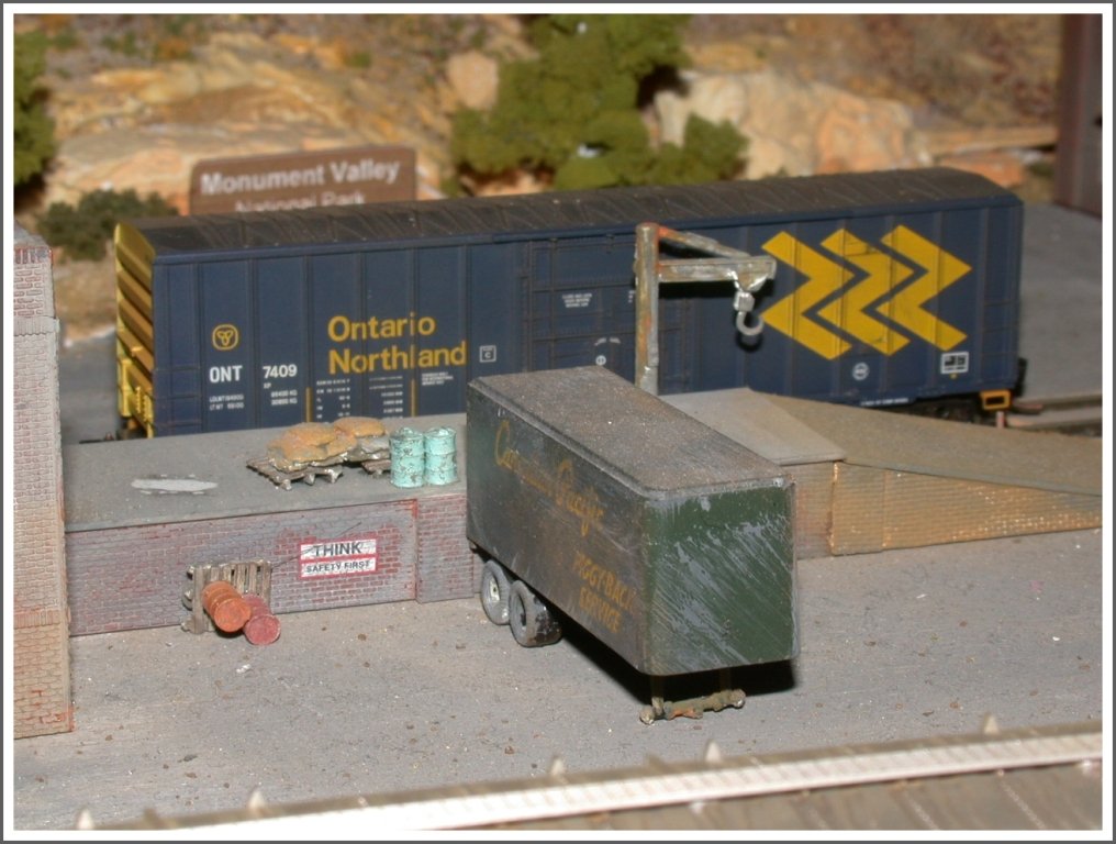 Ontario Northland Boxcar an einer Laderampe. (09.01.2010)