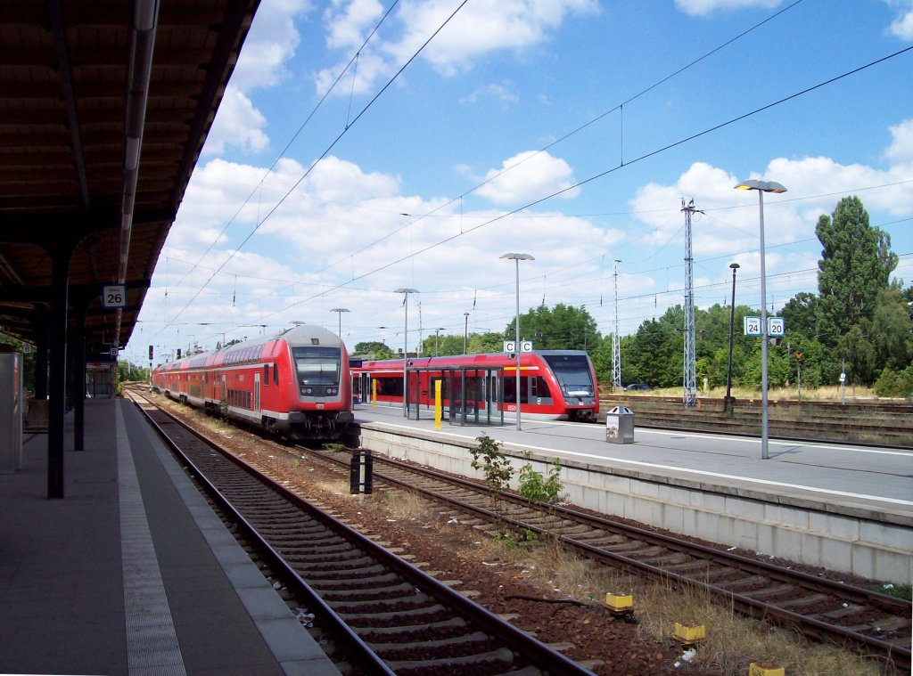 Oranienburg (Nordbahn), RE5 auf Gleis 24 und RB12 auf Gleis 20 (19.07.2010)