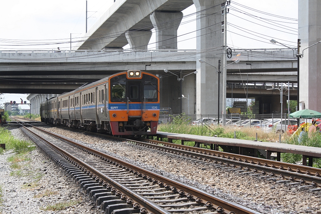 ORD 279 mit dem NKF 1232 als erstes Fahrzeug fhrt am 10.Mrz 2012 in den Bf. Lat Krabang ein.