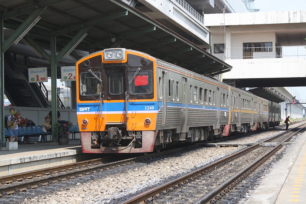 ORD 279 mit dem NKF 1240 als letztes Fahrzeug am 10.Mrz 2012 im Bf. Lat Krabang. 