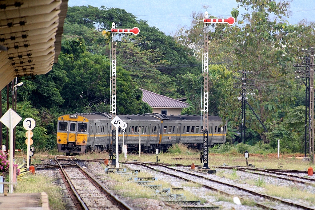 ORD 407, mit dem THN 1132 voran und 2 Stunden Versptung, am 08.Jnner 2011 bei der Einfahrt in den Bf. Den Chai.