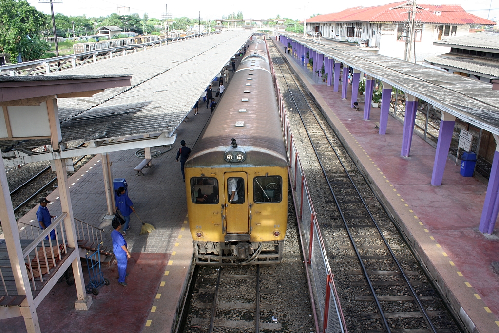 ORD 430 aus Bua Yai Jn. mit dem พซข.26 (พซข. = BTD/Bogie Trailer Diesel Railcar With Driving Cab, Hitachi/Nippon Sharyo, Bauj. 1971) am Schlu ist am 16.Juni 2011 auf Gleis 2 im Bf.Nakhon Ratchasima angekommen.