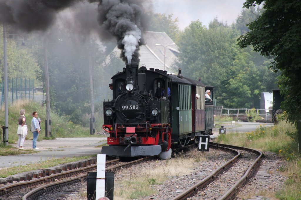 Ordentlich Rauchzeichen gab 99 582 am 12.08.2012 bei der Einfahrt in den Bahnhof Sttzengrn ab.