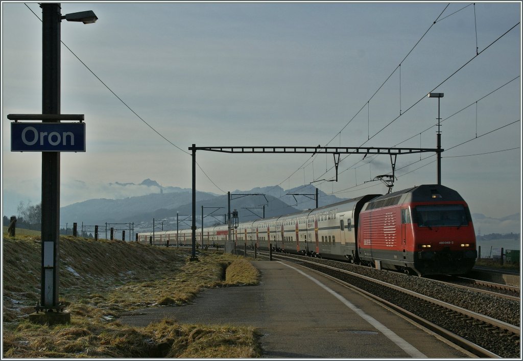 Oron, an der Hauptstrecke Genve - Lausanne - Bern - Zrich - St. Gallen, doch die grosse Mehrzahl der Zge fhrt hier ohne Halt durch, so auch der von der SBB Re 460 048-2 gezogene IC 721.
12. Jan. 2013