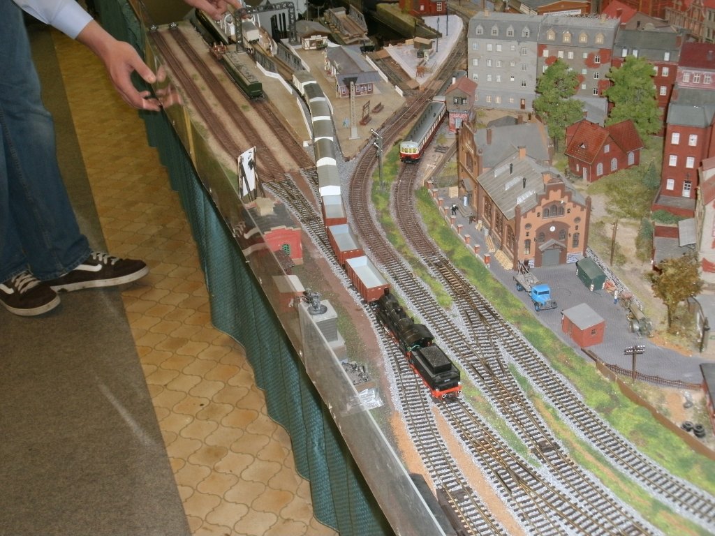 Ortenlich viel zurangieren hatte man in diesem H0-Fhrbahnhof.Aufgenommen am 29.Dezember 2012 in Sassnitz. 